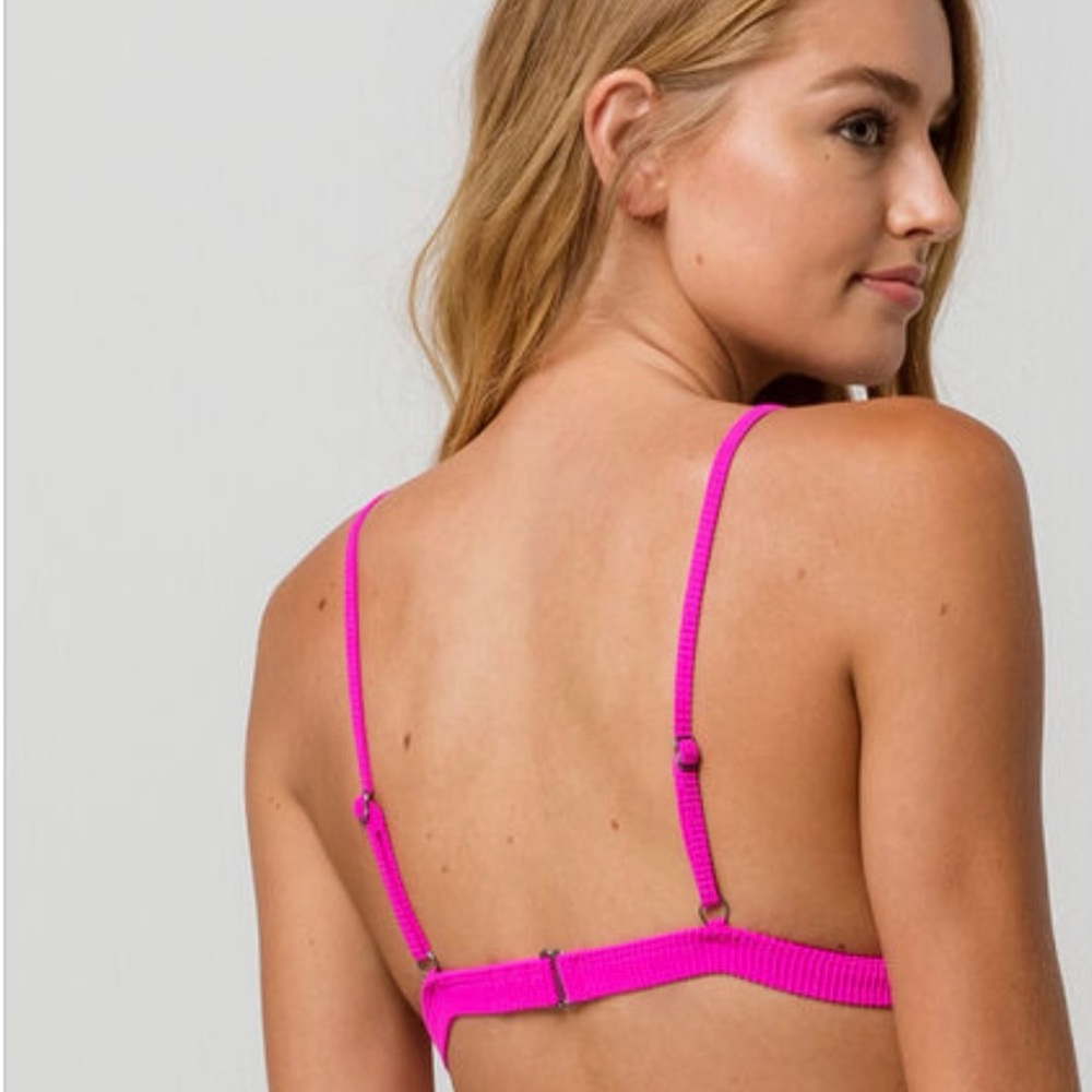 !NWOT¡ Billabong pink ribbed bikini. Back strap with adjustable shoulder straps.